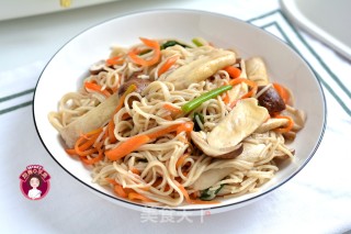 松茸肉片炒面的做法