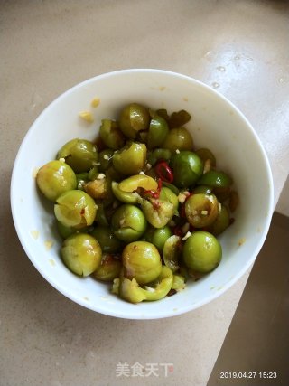 酸辣三月李的做法