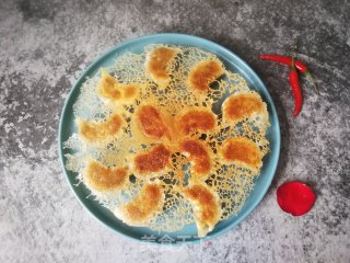 香菇槐花冰花煎饺的做法