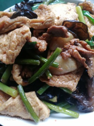 蒜苔肉片焖煎豆腐的做法