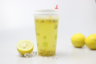 夏日特调：酸甜爽口的蜂蜜百香果柠檬水的做法