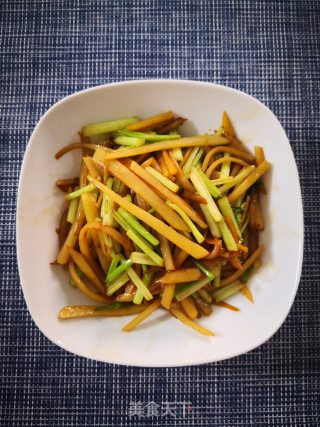 懒人餐——芹菜炒土豆的做法