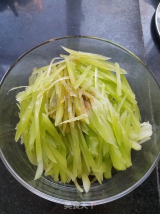“懒人餐”素拌莴笋丝的做法