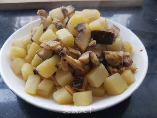 蛤蜊肉烩香菇土豆的做法