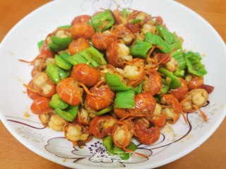 炎炎夏日 来一盘麻辣鲜香的小龙虾 配一支冰冻啤酒 保证能让你驱走夏日的炎热的做法