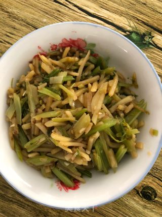 芹菜炒土豆丝的做法