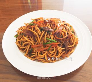 胡萝卜洋葱炒面的做法