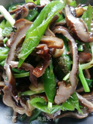 下酒菜尖椒炒腊肚的做法