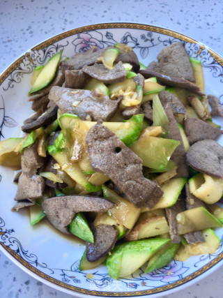 “下酒菜”西葫芦炒猪肝的做法