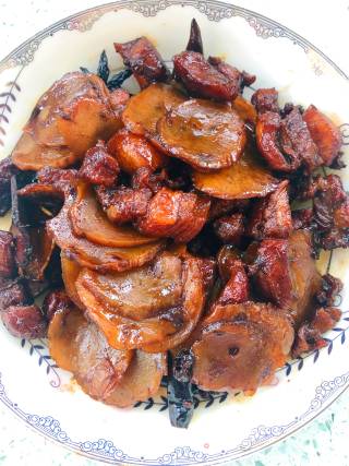 红烧肉炖干土豆片的做法