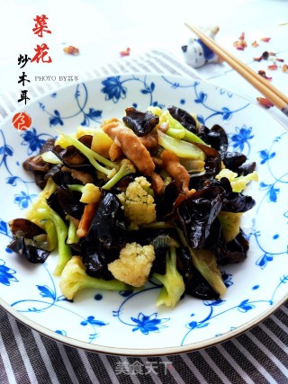 菜花炒木耳的做法