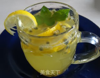 柠檬百香果饮的做法