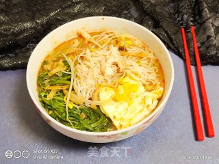 鸡蛋空心菜素面的做法