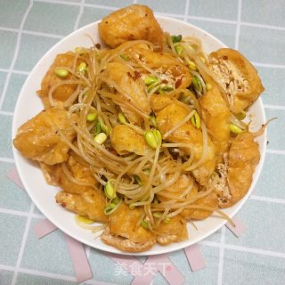 油豆腐炒黄豆芽的做法