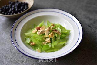 果仁芹菜的做法