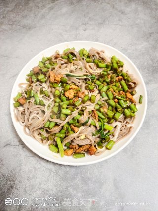 肉末豆角拌荞麦面的做法