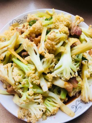 五花肉炒花菜的做法