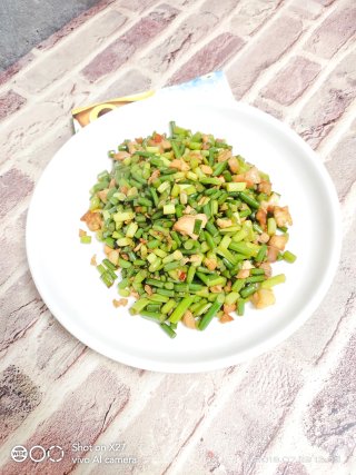 鸡肉丁炒蒜薹的做法