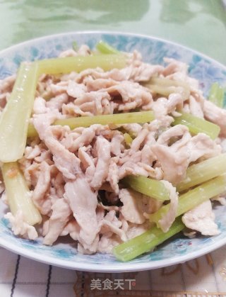 鸡胸肉炒土芹的做法