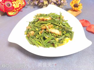 韭菜心炒五花肉片的做法