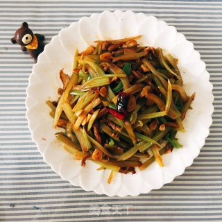 芹菜炒肉的做法