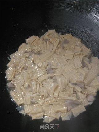 腐竹闷肉♥的做法