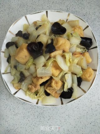 白菜木耳炒豆腐泡的做法
