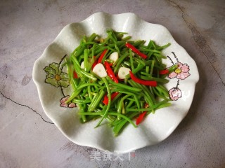 小米椒炒红薯梗儿的做法