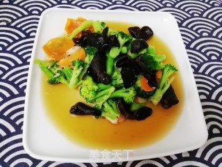 西蓝花炒时蔬的做法