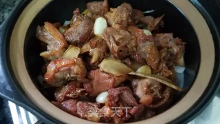 蒜香鸭肉煲的做法