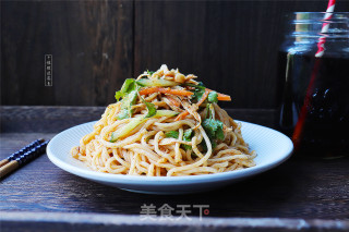 《中餐厅》秦海璐同款鸡丝凉面的做法
