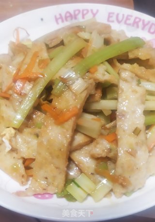鱼胶粄炒西芹的做法