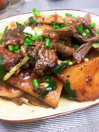 鹅脚翼焖沙葛的做法