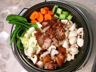 酱肉菌蔬三汁焖锅的做法