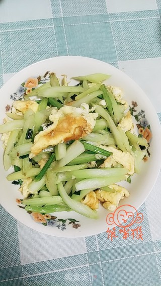 芹菜炒鸡蛋的做法