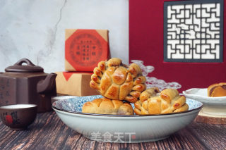 豆沙肉松蛋黄月饼