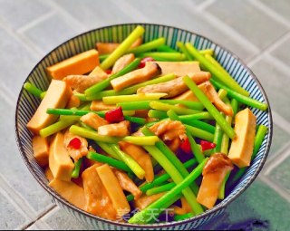 蒜苔炒豆腐松板肉的做法