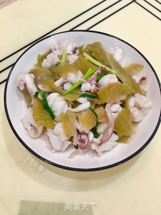 咸菜炒鲜鱿的做法