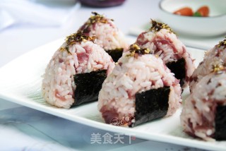 红椰菜肉松饭团的做法