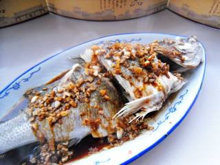 蒜油鲈鱼的做法