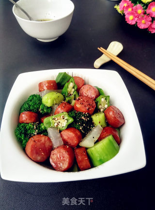 牛肉肠时蔬沙拉的做法