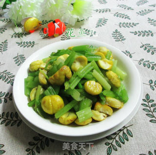 栗子炒芹菜的做法