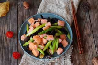 虾饼炒芦笋的做法