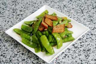 荷兰豆炒红肠的做法