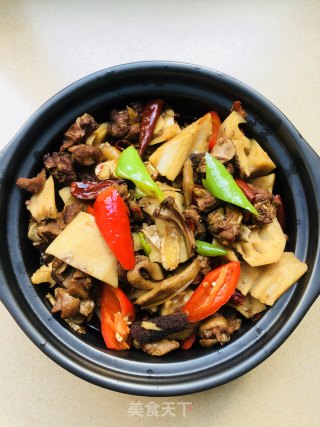 莲藕焖鸭肉的做法