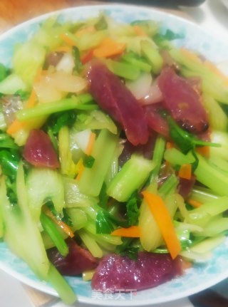 香肠炒西芹的做法