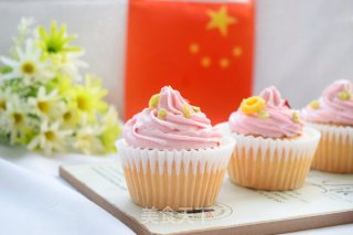 国庆版草莓奶油纸杯蛋糕的做法