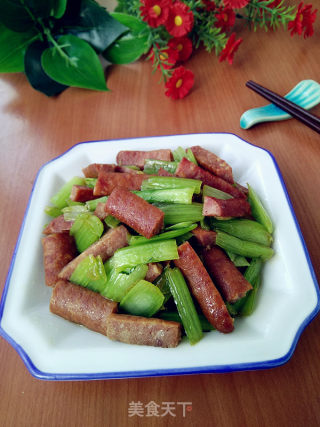 小白菜茎炒牛肉肠的做法