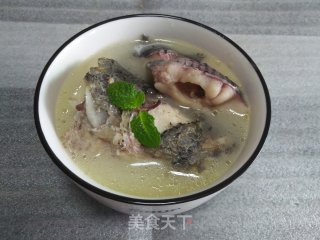 炖乌鱼汤的做法