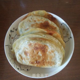 韭菜盒子，新鲜的韭菜加鸡蛋的馅料里面再加一点虾皮，简简单单的做法，而且很好吃的做法